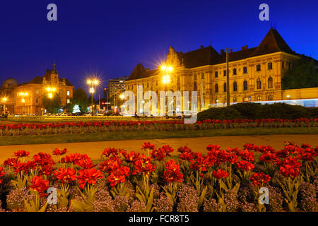 Nuit de Zagreb. Musée d'art et d'artisanat sur la droite Banque D'Images