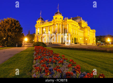 Théâtre national de Zagreb dans la nuit Banque D'Images