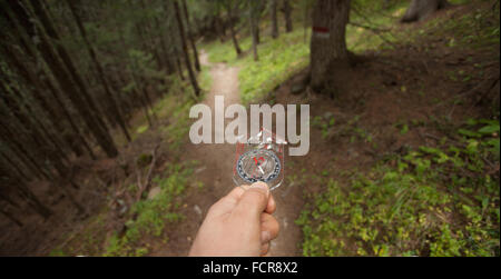 Trouver la bonne position dans la forêt avec une boussole Banque D'Images