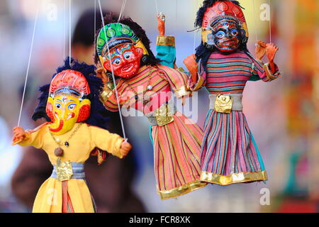 Coloriste traditionnelles marionnettes en papier mâché népalais sur les cordes en vente dans une boutique de souvenirs dans le quartier Thamel-Kathmandu-Nepal. Banque D'Images