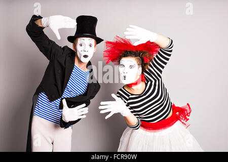 Jusqu'à la taille de funny portrait couple mime avec faces blanches. Poisson d'avril - concept Banque D'Images