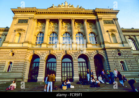 Strasbourg, France, groupes de personnes, étudiants français en dehors du bâtiment universitaire, campus parler Banque D'Images