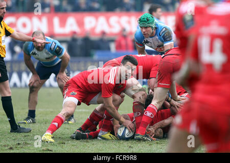 Treviso, Italie. 24 janvier, 2016. Joueur du Munster Conor Murray passe le ballon au cours de Rugby Champions Cup match entre Benetton Treviso et Munster Rugby le 24 janvier, 2016 à Monigo Stadium. Credit : Andrea Spinelli/Alamy Live News Banque D'Images