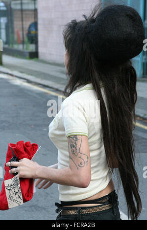 Camden, au Royaume-Uni. Août 16, 2007. Amy Winehouse dehors et environ dans la région de Camden. Banque D'Images