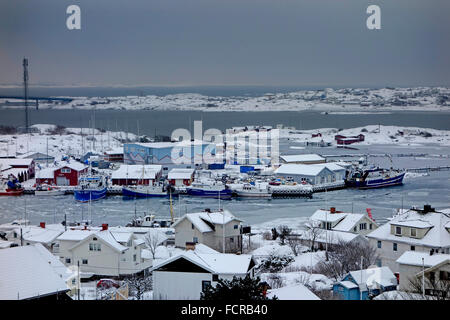 La Suède, Bohuslan, couverts de neige et Klåva Hönö island marina Banque D'Images