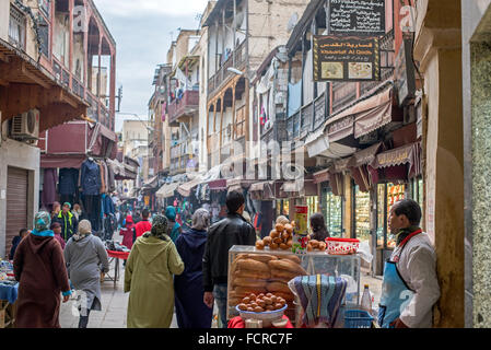 Les citoyens marocains dans une scène de la vie quotidienne dans la Rue des Mérinides (Derb El Mellah) dans Mellah. Fes, Maroc Banque D'Images