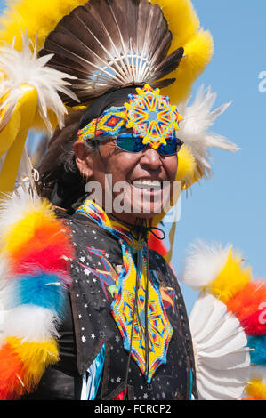 Des profils des Premières nations lors d'un pow-wow portant des costumes colorés, appelant tous les fûts, Rocky Mountain House, Alberta, Canada Banque D'Images