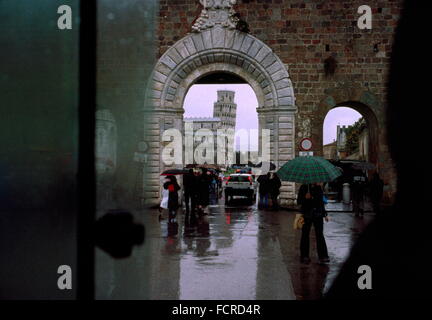 AJAXNETPHOTO. Pise, Italie. - Tour de Pise - LES TOURISTES DANS LA PLUIE TORRENTIELLE VISITEZ L'un des sites les plus célèbres de l'Italie. PHOTO:JONATHAN EASTLAND/AJAX REF:302430 Banque D'Images