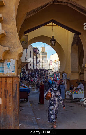 Les citoyens marocains dans une scène de la vie quotidienne en Semmarin Medina porte de Fès El Jdid. Le Maroc. Banque D'Images