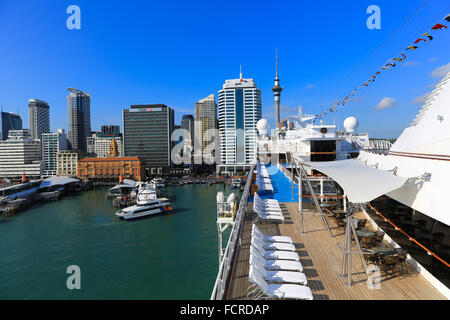 Auckland waterfront et sur les toits de la ville depuis le pont du navire de croisière Oceania Marina accosté au quai des navires de croisière. Banque D'Images