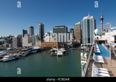 Auckland waterfront et sur les toits de la ville depuis le pont du navire de croisière Oceania Marina accosté au quai des navires de croisière. Banque D'Images