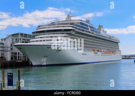 Bateau de croisière Oceania Marina accosté au quai des navires de croisière à Auckland, Nouvelle-Zélande. Banque D'Images