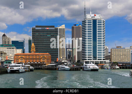 Auckland waterfront et sur les toits de la ville à la gare maritime depuis le pont d'un ferry port sur le passage à niveau à Devonport. Banque D'Images