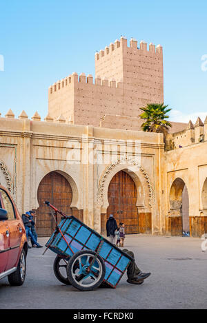 Les citoyens marocains dans une scène de la vie quotidienne de relaxation à Bab Makina Plaza. Fès El Jedid, le Maroc. Banque D'Images