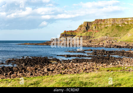 Chaussée des Géants, formation géologique unique de rochers et falaises en Antrim County, Irlande du Nord, dans la lumière au coucher du soleil Banque D'Images