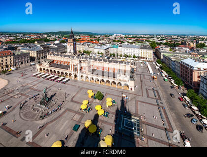 Place du marché (Rynek), ancienne halle aux draps (Sukiennice) et tour de ville de Cracovie (Cracovie, Pologne). Vue aérienne Banque D'Images