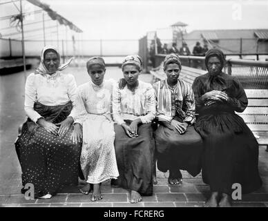 Immigrants à Ellis Island, New York, NY, début xxe siècle Banque D'Images