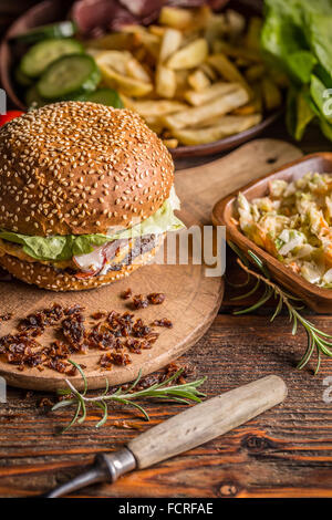 Dans Burger bun sésame galettes de boeuf avec de succulents Banque D'Images