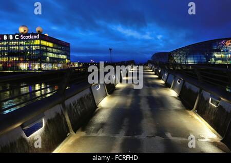 Le soir tombe sur la BBC des bureaux à Glasgow. Crédit : Tony Clerkson/Alamy Live News Banque D'Images