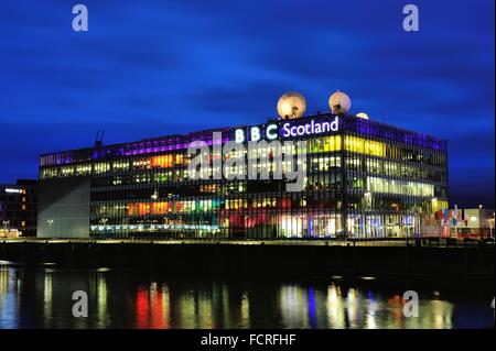 Le soir tombe sur la BBC des bureaux à Glasgow. Crédit : Tony Clerkson/Alamy Live News Banque D'Images