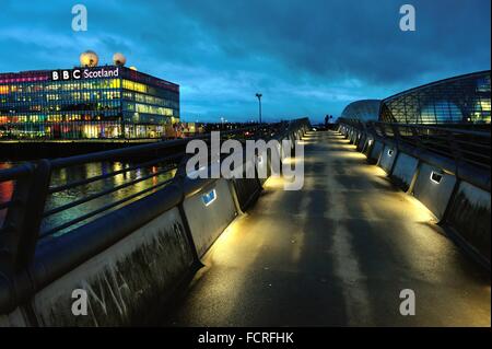 Le soir tombe sur la BBC des bureaux à Glasgow. Crédit : Tony Clerkson/Alamy Live News Banque D'Images