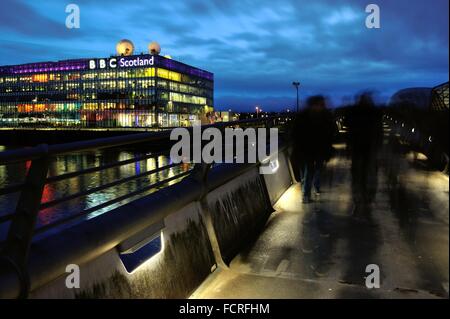 Le soir tombe sur la BBC des bureaux à Glasgow. Crédit : Tony Clerkson/Alamy Live News Banque D'Images