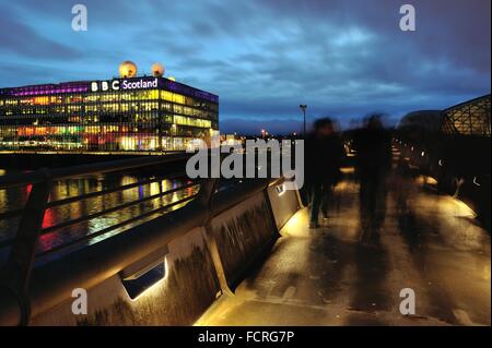 Le soir tombe sur la BBC des bureaux à Glasgow. Crédit : Tony Clerkson/Alamy Live News Banque D'Images