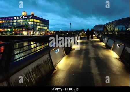 Le soir tombe sur la BBC des bureaux à Glasgow. Crédit : Tony Clerkson/Alamy Live News Banque D'Images