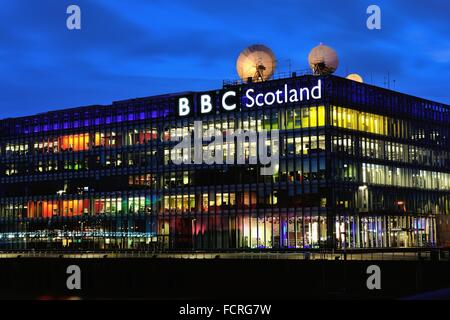 Le soir tombe sur la BBC des bureaux à Glasgow. Crédit : Tony Clerkson/Alamy Live News Banque D'Images