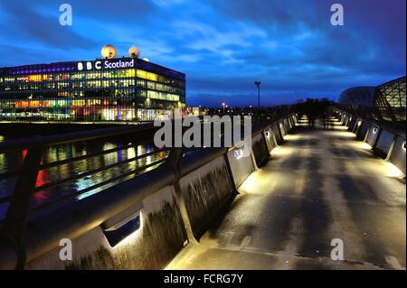 Le soir tombe sur la BBC des bureaux à Glasgow. Crédit : Tony Clerkson/Alamy Live News Banque D'Images