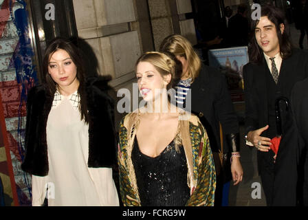 Londres, Royaume-Uni, 13 mai 2013. Daisy Lowe et Thomas Cohen et Peaches Geldof sont arrivés au Criterion Restaurant sur Piccadilly pour la projection de The Great Gatsby. Crédit : PatPhoto/Alamy Live News Banque D'Images