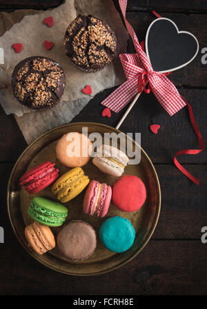 Chocolat servi maffins macarons colorés et les cookies sur fond de bois,concept saint valentin Banque D'Images