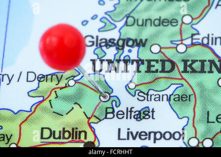 Close-up d'une punaise rouge sur une carte de Belfast, Royaume-Uni. Banque D'Images