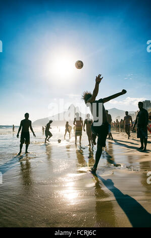 RIO DE JANEIRO - le 18 janvier 2014 : les jeunes Brésiliens jouer un jeu de altinho keepy uppy-, ou, sur la rive de la plage d'Ipanema. Banque D'Images