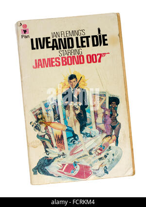 James Bond, vivre et laisser mourir Livre de poche par Auteur Ian Fleming Banque D'Images