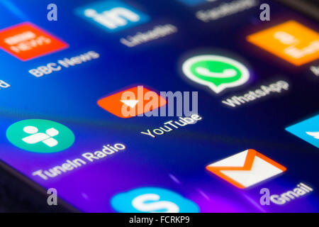 Un gros plan extrême plan macro sur un écran de smartphone est concentré sur l'application YouTube Banque D'Images