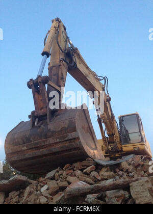 Plus de charges de travail de l'Excavateur de moellons de brique de débris. Low angle Banque D'Images