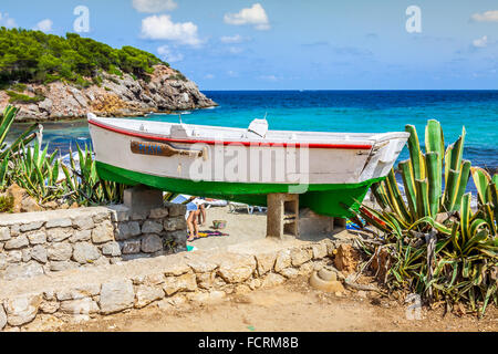 La plage de Cala Nova dans l'île d'Ibiza Baléares en Méditerranée Banque D'Images