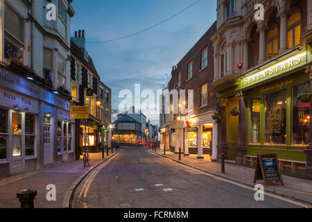 Soirée d'hiver sur les ruelles de Brighton, East Sussex, Angleterre. Banque D'Images