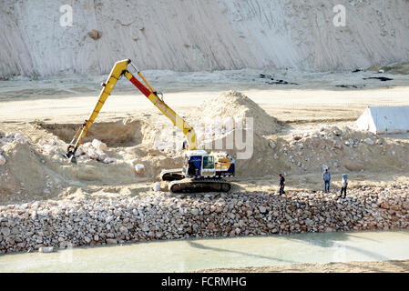Egyptiens regarder sur le rivage au début d'une construction sur les rives du nouveau canal de Suez. Banque D'Images
