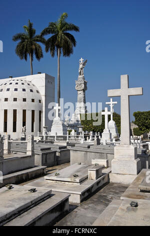 Tombes et monuments de nécropole Cristobal Colon, quartier Vedado, La Havane, Cuba Banque D'Images