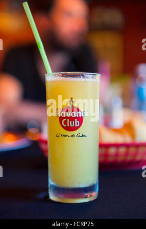 Havana Club, El Ron del Cuba, cocktail au rhum avec de la paille de verre Banque D'Images