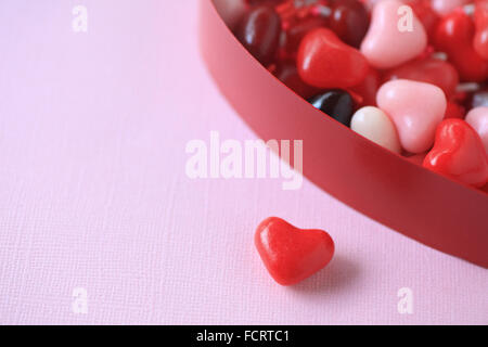 Valentine candy couleur vive avec Nutrifer dans une boîte coeur with copy space Banque D'Images