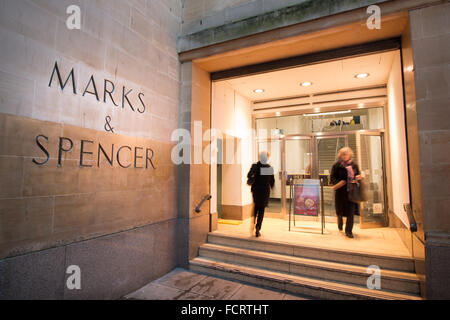 Les personnes entrant dans le magasin Marks and Spencer à Bath. Banque D'Images