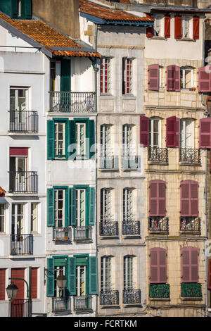 Maisons typiques de plusieurs étages dans le quartier de 'Grand' Bayonne (Bayonne Pyrénées Atlantiques Aquitaine France Europe). Banque D'Images