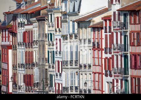 Maisons typiques de plusieurs étages dans le quartier de 'Grand' Bayonne (Bayonne Pyrénées Atlantiques Aquitaine France Europe). Banque D'Images