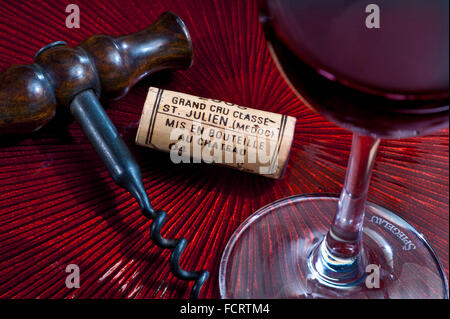 St Julien Médoc dégustation de vin rouge de luxe avec tire-bouchon antique, 2005 grands cru classe St.Julien le liège du Médoc et le verre de dégustation de vin de Spiegelau Banque D'Images