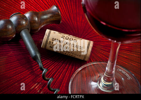 Dégustation de vins de luxe au Saint-Julien Médoc avec tire-bouchon antique, grand cru de classe St.Julien en liège du Médoc 2005 et verre de dégustation de vins rouges de Spiegelau Banque D'Images