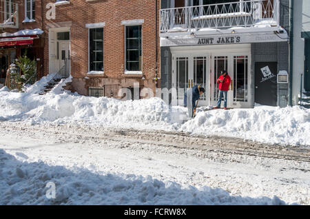 Nettoyage à pelleter la neige l'homme en face de Tante Jake's sur Mulberry Street dans la Petite Italie de New York après 2016 Jonas Blizzard Banque D'Images