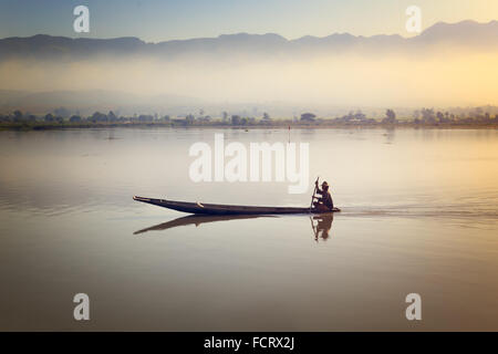 Mandalay, Myanmar - 24 novembre 2015 : pêche pêcheur au lever du soleil au Myanmar. La pêche ne représente qu'une partie équitable de la nourriture Banque D'Images